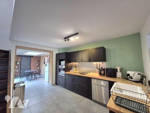 Maison de ville mitoyenne - Bel étage - Aucun travaux à prévoir

Située dans un environnement...