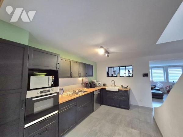 Maison de ville mitoyenne - Bel étage - Aucun travaux à prévoir

Située dans un environnement...