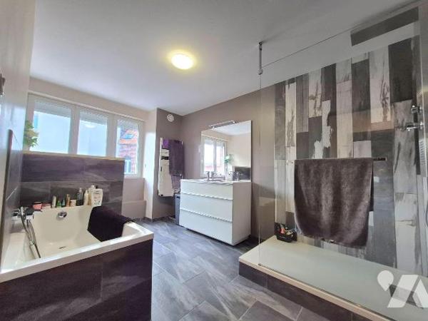 Maison de ville mitoyenne - Bel étage - Aucun travaux à prévoir

Située dans un environnement...