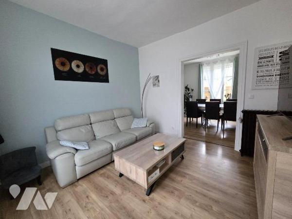 SOISSONS : MAISON DE VILLE A DECOUVRIR RAPIDEMENT

Cette maison en pierre construite en 1922,...