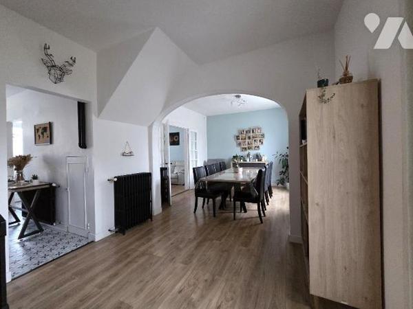 SOISSONS : MAISON DE VILLE A DECOUVRIR RAPIDEMENT

Cette maison en pierre construite en 1922,...