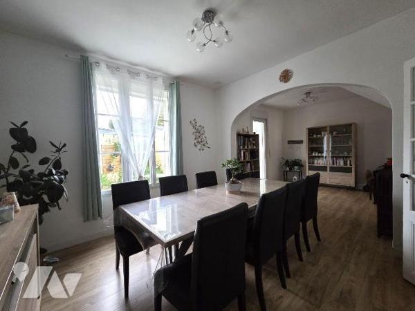 SOISSONS : MAISON DE VILLE A DECOUVRIR RAPIDEMENT

Cette maison en pierre construite en 1922,...