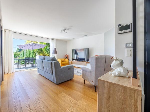 13012 / Terrain / Propriété / Garage / Piscine