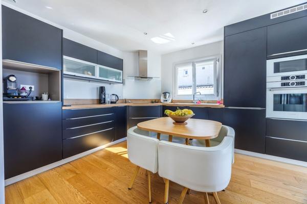 13012 / Terrain / Propriété / Garage / Piscine