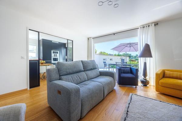 13012 / Terrain / Propriété / Garage / Piscine