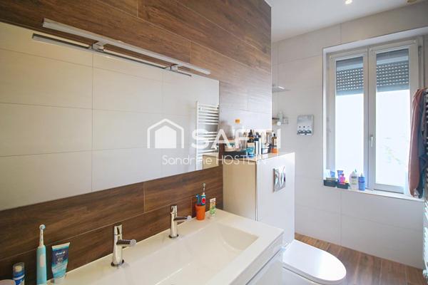 Maison de 120m2 hab avec 4 chambres, 2 terrasses et jardin.
