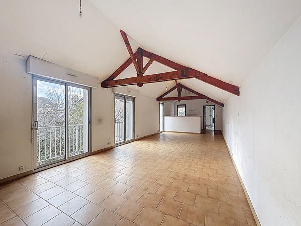 EMPLACEMENT PRIVILÉGIÉ et FORT POTENTIEL pour cette maison de caractère de 187 m² située à Saint Georges sur Loire