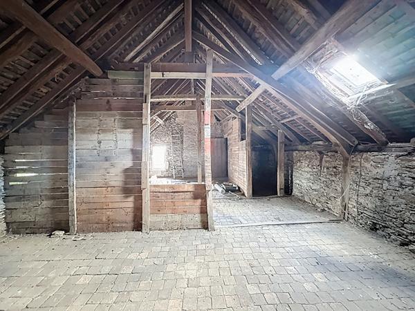 EMPLACEMENT PRIVILÉGIÉ et FORT POTENTIEL pour cette maison de caractère de 187 m² située à Saint Georges sur Loire