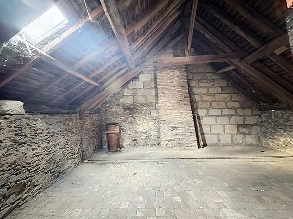 EMPLACEMENT PRIVILÉGIÉ et FORT POTENTIEL pour cette maison de caractère de 187 m² située à Saint Georges sur Loire