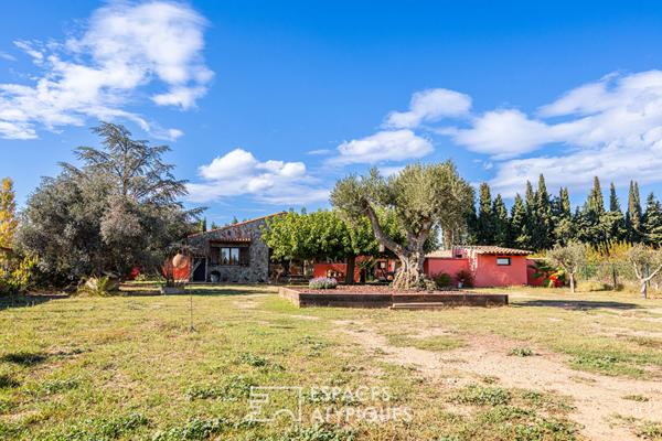 Mas de caractère avec piscine et extérieur paysager au coeur de la nature