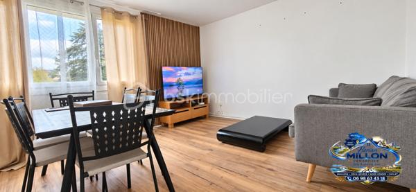 Et si derrière cette résidence se cachait un appartement bien plus séduisant qu'on ne l'imagine ?

Situé au 2ᵉ étage d'une résidence calme et entretenue, découvrez cet appartement de type 4 d'environ 70 m², proposant 3 chambres et un intérieur agréable et contemporain.

Dès l'entrée, la différence se fait sentir.

La pièce de vie lumineuse permet d'aménager facilement un véritable espace salon ainsi qu'un coin repas. Le sol effet bois et le mur décoratif à tasseaux lui apportent une ambiance chaleureuse et actuelle.

La cuisine indépendante offre quant à elle un espace fonctionnel avec de nombreux rangements et un généreux plan de travail. Une configuration appréciable au quotidien qui permet également de conserver une véritable séparation entre cuisine et séjour.

🛏️ Trois chambres pour multiplier les possibilités

L'espace nuit se compose de 3 chambres, permettant d'accueillir confortablement une famille ou d'imaginer une chambre d'amis, un bureau ou encore un projet locatif.

L'une des chambres bénéficie également d'un accès direct au balcon.

Un grand placard intégré dans le couloir complète les espaces de rangement.

🚿 Une salle d'eau contemporaine

Autre belle surprise de cet appartement : sa salle d'eau.

Elle propose une grande douche, un meuble vasque suspendu et une décoration graphique contemporaine, pour un ensemble moderne et soigné.

Les WC sont indépendants.

🔑 Côté confort

Vous bénéficiez également du chauffage au gaz de ville, de fenêtres PVC double vitrage ainsi que d'un stationnement libre devant la résidence.

La copropriété est entretenue et aucune procédure n'est actuellement en cours.

Charges de copropriété : environ 300 € / trimestre
Taxe foncière : environ 1 200 € / an

💰 Investisseurs : un potentiel locatif à regarder de près

Avec ses 3 chambres, ses espaces fonctionnels et son intérieur actuel, cet appartement peut également constituer une option intéressante pour un projet d'investissement.

Le loyer potentiel est estimé entre 700 € et 800 € par mois, soit entre 8 400 € et 9 600 € de loyers potentiels par an.

Sur la base du prix de vente affiché, cela représente une rentabilité brute indicative comprise entre environ 6,3 % et 7,2 %, avant frais d'acquisition, charges, fiscalité et éventuelle vacance locative.

📍 Un emplacement pratique au quotidien

Situé dans un secteur résidentiel, l'appartement bénéficie de la proximité du centre-ville, des écoles, des commerces et des transports.

Résidence principale, premier achat ou investissement locatif : ce T4 offre plusieurs possibilités et mérite surtout d'être découvert de l'intérieur.

💰 133 000 € HAI – Honoraires à la charge du vendeur

📞 Florian MILLON – BSK Immobilier
📱 06 98 63 43 18
📧 f.millon@bskimmobilier.com

BSK Immobilier – Une histoire à créer

💬 Vous connaissez quelqu'un qui pourrait être intéressé par ce bien ?
10 % de mes honoraires HT sont reversés à mes apporteurs d'affaires.