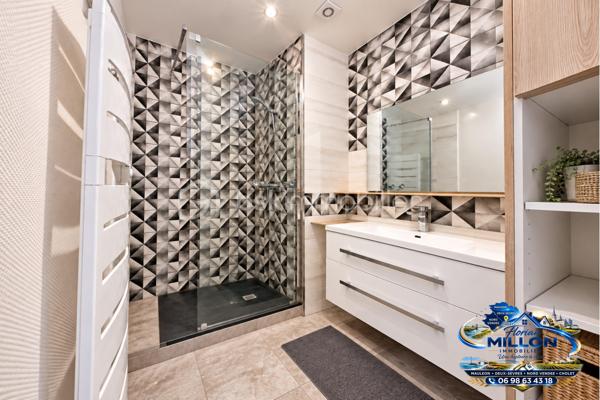 Et si derrière cette résidence se cachait un appartement bien plus séduisant qu'on ne l'imagine ?

Situé au 2ᵉ étage d'une résidence calme et entretenue, découvrez cet appartement de type 4 d'environ 70 m², proposant 3 chambres et un intérieur agréable et contemporain.

Dès l'entrée, la différence se fait sentir.

La pièce de vie lumineuse permet d'aménager facilement un véritable espace salon ainsi qu'un coin repas. Le sol effet bois et le mur décoratif à tasseaux lui apportent une ambiance chaleureuse et actuelle.

La cuisine indépendante offre quant à elle un espace fonctionnel avec de nombreux rangements et un généreux plan de travail. Une configuration appréciable au quotidien qui permet également de conserver une véritable séparation entre cuisine et séjour.

🛏️ Trois chambres pour multiplier les possibilités

L'espace nuit se compose de 3 chambres, permettant d'accueillir confortablement une famille ou d'imaginer une chambre d'amis, un bureau ou encore un projet locatif.

L'une des chambres bénéficie également d'un accès direct au balcon.

Un grand placard intégré dans le couloir complète les espaces de rangement.

🚿 Une salle d'eau contemporaine

Autre belle surprise de cet appartement : sa salle d'eau.

Elle propose une grande douche, un meuble vasque suspendu et une décoration graphique contemporaine, pour un ensemble moderne et soigné.

Les WC sont indépendants.

🔑 Côté confort

Vous bénéficiez également du chauffage au gaz de ville, de fenêtres PVC double vitrage ainsi que d'un stationnement libre devant la résidence.

La copropriété est entretenue et aucune procédure n'est actuellement en cours.

Charges de copropriété : environ 300 € / trimestre
Taxe foncière : environ 1 200 € / an

💰 Investisseurs : un potentiel locatif à regarder de près

Avec ses 3 chambres, ses espaces fonctionnels et son intérieur actuel, cet appartement peut également constituer une option intéressante pour un projet d'investissement.

Le loyer potentiel est estimé entre 700 € et 800 € par mois, soit entre 8 400 € et 9 600 € de loyers potentiels par an.

Sur la base du prix de vente affiché, cela représente une rentabilité brute indicative comprise entre environ 6,3 % et 7,2 %, avant frais d'acquisition, charges, fiscalité et éventuelle vacance locative.

📍 Un emplacement pratique au quotidien

Situé dans un secteur résidentiel, l'appartement bénéficie de la proximité du centre-ville, des écoles, des commerces et des transports.

Résidence principale, premier achat ou investissement locatif : ce T4 offre plusieurs possibilités et mérite surtout d'être découvert de l'intérieur.

💰 133 000 € HAI – Honoraires à la charge du vendeur

📞 Florian MILLON – BSK Immobilier
📱 06 98 63 43 18
📧 f.millon@bskimmobilier.com

BSK Immobilier – Une histoire à créer

💬 Vous connaissez quelqu'un qui pourrait être intéressé par ce bien ?
10 % de mes honoraires HT sont reversés à mes apporteurs d'affaires.