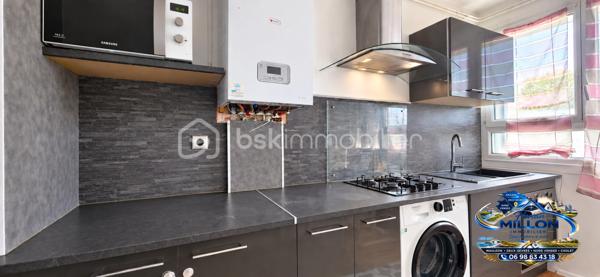 Et si derrière cette résidence se cachait un appartement bien plus séduisant qu'on ne l'imagine ?

Situé au 2ᵉ étage d'une résidence calme et entretenue, découvrez cet appartement de type 4 d'environ 70 m², proposant 3 chambres et un intérieur agréable et contemporain.

Dès l'entrée, la différence se fait sentir.

La pièce de vie lumineuse permet d'aménager facilement un véritable espace salon ainsi qu'un coin repas. Le sol effet bois et le mur décoratif à tasseaux lui apportent une ambiance chaleureuse et actuelle.

La cuisine indépendante offre quant à elle un espace fonctionnel avec de nombreux rangements et un généreux plan de travail. Une configuration appréciable au quotidien qui permet également de conserver une véritable séparation entre cuisine et séjour.

🛏️ Trois chambres pour multiplier les possibilités

L'espace nuit se compose de 3 chambres, permettant d'accueillir confortablement une famille ou d'imaginer une chambre d'amis, un bureau ou encore un projet locatif.

L'une des chambres bénéficie également d'un accès direct au balcon.

Un grand placard intégré dans le couloir complète les espaces de rangement.

🚿 Une salle d'eau contemporaine

Autre belle surprise de cet appartement : sa salle d'eau.

Elle propose une grande douche, un meuble vasque suspendu et une décoration graphique contemporaine, pour un ensemble moderne et soigné.

Les WC sont indépendants.

🔑 Côté confort

Vous bénéficiez également du chauffage au gaz de ville, de fenêtres PVC double vitrage ainsi que d'un stationnement libre devant la résidence.

La copropriété est entretenue et aucune procédure n'est actuellement en cours.

Charges de copropriété : environ 300 € / trimestre
Taxe foncière : environ 1 200 € / an

💰 Investisseurs : un potentiel locatif à regarder de près

Avec ses 3 chambres, ses espaces fonctionnels et son intérieur actuel, cet appartement peut également constituer une option intéressante pour un projet d'investissement.

Le loyer potentiel est estimé entre 700 € et 800 € par mois, soit entre 8 400 € et 9 600 € de loyers potentiels par an.

Sur la base du prix de vente affiché, cela représente une rentabilité brute indicative comprise entre environ 6,3 % et 7,2 %, avant frais d'acquisition, charges, fiscalité et éventuelle vacance locative.

📍 Un emplacement pratique au quotidien

Situé dans un secteur résidentiel, l'appartement bénéficie de la proximité du centre-ville, des écoles, des commerces et des transports.

Résidence principale, premier achat ou investissement locatif : ce T4 offre plusieurs possibilités et mérite surtout d'être découvert de l'intérieur.

💰 133 000 € HAI – Honoraires à la charge du vendeur

📞 Florian MILLON – BSK Immobilier
📱 06 98 63 43 18
📧 f.millon@bskimmobilier.com

BSK Immobilier – Une histoire à créer

💬 Vous connaissez quelqu'un qui pourrait être intéressé par ce bien ?
10 % de mes honoraires HT sont reversés à mes apporteurs d'affaires.