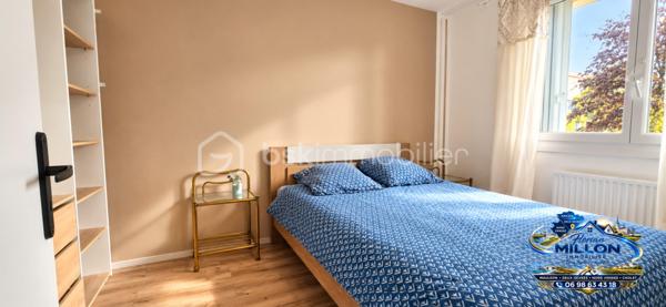 Et si derrière cette résidence se cachait un appartement bien plus séduisant qu'on ne l'imagine ?

Situé au 2ᵉ étage d'une résidence calme et entretenue, découvrez cet appartement de type 4 d'environ 70 m², proposant 3 chambres et un intérieur agréable et contemporain.

Dès l'entrée, la différence se fait sentir.

La pièce de vie lumineuse permet d'aménager facilement un véritable espace salon ainsi qu'un coin repas. Le sol effet bois et le mur décoratif à tasseaux lui apportent une ambiance chaleureuse et actuelle.

La cuisine indépendante offre quant à elle un espace fonctionnel avec de nombreux rangements et un généreux plan de travail. Une configuration appréciable au quotidien qui permet également de conserver une véritable séparation entre cuisine et séjour.

🛏️ Trois chambres pour multiplier les possibilités

L'espace nuit se compose de 3 chambres, permettant d'accueillir confortablement une famille ou d'imaginer une chambre d'amis, un bureau ou encore un projet locatif.

L'une des chambres bénéficie également d'un accès direct au balcon.

Un grand placard intégré dans le couloir complète les espaces de rangement.

🚿 Une salle d'eau contemporaine

Autre belle surprise de cet appartement : sa salle d'eau.

Elle propose une grande douche, un meuble vasque suspendu et une décoration graphique contemporaine, pour un ensemble moderne et soigné.

Les WC sont indépendants.

🔑 Côté confort

Vous bénéficiez également du chauffage au gaz de ville, de fenêtres PVC double vitrage ainsi que d'un stationnement libre devant la résidence.

La copropriété est entretenue et aucune procédure n'est actuellement en cours.

Charges de copropriété : environ 300 € / trimestre
Taxe foncière : environ 1 200 € / an

💰 Investisseurs : un potentiel locatif à regarder de près

Avec ses 3 chambres, ses espaces fonctionnels et son intérieur actuel, cet appartement peut également constituer une option intéressante pour un projet d'investissement.

Le loyer potentiel est estimé entre 700 € et 800 € par mois, soit entre 8 400 € et 9 600 € de loyers potentiels par an.

Sur la base du prix de vente affiché, cela représente une rentabilité brute indicative comprise entre environ 6,3 % et 7,2 %, avant frais d'acquisition, charges, fiscalité et éventuelle vacance locative.

📍 Un emplacement pratique au quotidien

Situé dans un secteur résidentiel, l'appartement bénéficie de la proximité du centre-ville, des écoles, des commerces et des transports.

Résidence principale, premier achat ou investissement locatif : ce T4 offre plusieurs possibilités et mérite surtout d'être découvert de l'intérieur.

💰 133 000 € HAI – Honoraires à la charge du vendeur

📞 Florian MILLON – BSK Immobilier
📱 06 98 63 43 18
📧 f.millon@bskimmobilier.com

BSK Immobilier – Une histoire à créer

💬 Vous connaissez quelqu'un qui pourrait être intéressé par ce bien ?
10 % de mes honoraires HT sont reversés à mes apporteurs d'affaires.