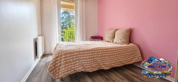 Et si derrière cette résidence se cachait un appartement bien plus séduisant qu'on ne l'imagine ?

Situé au 2ᵉ étage d'une résidence calme et entretenue, découvrez cet appartement de type 4 d'environ 70 m², proposant 3 chambres et un intérieur agréable et contemporain.

Dès l'entrée, la différence se fait sentir.

La pièce de vie lumineuse permet d'aménager facilement un véritable espace salon ainsi qu'un coin repas. Le sol effet bois et le mur décoratif à tasseaux lui apportent une ambiance chaleureuse et actuelle.

La cuisine indépendante offre quant à elle un espace fonctionnel avec de nombreux rangements et un généreux plan de travail. Une configuration appréciable au quotidien qui permet également de conserver une véritable séparation entre cuisine et séjour.

🛏️ Trois chambres pour multiplier les possibilités

L'espace nuit se compose de 3 chambres, permettant d'accueillir confortablement une famille ou d'imaginer une chambre d'amis, un bureau ou encore un projet locatif.

L'une des chambres bénéficie également d'un accès direct au balcon.

Un grand placard intégré dans le couloir complète les espaces de rangement.

🚿 Une salle d'eau contemporaine

Autre belle surprise de cet appartement : sa salle d'eau.

Elle propose une grande douche, un meuble vasque suspendu et une décoration graphique contemporaine, pour un ensemble moderne et soigné.

Les WC sont indépendants.

🔑 Côté confort

Vous bénéficiez également du chauffage au gaz de ville, de fenêtres PVC double vitrage ainsi que d'un stationnement libre devant la résidence.

La copropriété est entretenue et aucune procédure n'est actuellement en cours.

Charges de copropriété : environ 300 € / trimestre
Taxe foncière : environ 1 200 € / an

💰 Investisseurs : un potentiel locatif à regarder de près

Avec ses 3 chambres, ses espaces fonctionnels et son intérieur actuel, cet appartement peut également constituer une option intéressante pour un projet d'investissement.

Le loyer potentiel est estimé entre 700 € et 800 € par mois, soit entre 8 400 € et 9 600 € de loyers potentiels par an.

Sur la base du prix de vente affiché, cela représente une rentabilité brute indicative comprise entre environ 6,3 % et 7,2 %, avant frais d'acquisition, charges, fiscalité et éventuelle vacance locative.

📍 Un emplacement pratique au quotidien

Situé dans un secteur résidentiel, l'appartement bénéficie de la proximité du centre-ville, des écoles, des commerces et des transports.

Résidence principale, premier achat ou investissement locatif : ce T4 offre plusieurs possibilités et mérite surtout d'être découvert de l'intérieur.

💰 133 000 € HAI – Honoraires à la charge du vendeur

📞 Florian MILLON – BSK Immobilier
📱 06 98 63 43 18
📧 f.millon@bskimmobilier.com

BSK Immobilier – Une histoire à créer

💬 Vous connaissez quelqu'un qui pourrait être intéressé par ce bien ?
10 % de mes honoraires HT sont reversés à mes apporteurs d'affaires.