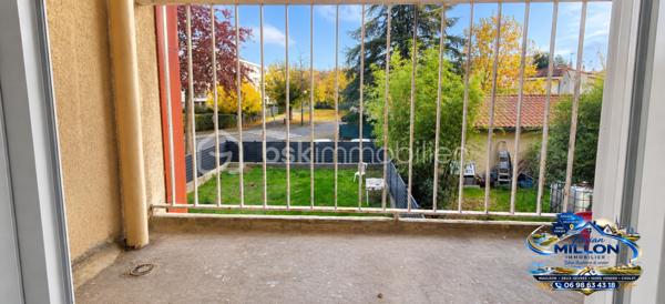 Et si derrière cette résidence se cachait un appartement bien plus séduisant qu'on ne l'imagine ?

Situé au 2ᵉ étage d'une résidence calme et entretenue, découvrez cet appartement de type 4 d'environ 70 m², proposant 3 chambres et un intérieur agréable et contemporain.

Dès l'entrée, la différence se fait sentir.

La pièce de vie lumineuse permet d'aménager facilement un véritable espace salon ainsi qu'un coin repas. Le sol effet bois et le mur décoratif à tasseaux lui apportent une ambiance chaleureuse et actuelle.

La cuisine indépendante offre quant à elle un espace fonctionnel avec de nombreux rangements et un généreux plan de travail. Une configuration appréciable au quotidien qui permet également de conserver une véritable séparation entre cuisine et séjour.

🛏️ Trois chambres pour multiplier les possibilités

L'espace nuit se compose de 3 chambres, permettant d'accueillir confortablement une famille ou d'imaginer une chambre d'amis, un bureau ou encore un projet locatif.

L'une des chambres bénéficie également d'un accès direct au balcon.

Un grand placard intégré dans le couloir complète les espaces de rangement.

🚿 Une salle d'eau contemporaine

Autre belle surprise de cet appartement : sa salle d'eau.

Elle propose une grande douche, un meuble vasque suspendu et une décoration graphique contemporaine, pour un ensemble moderne et soigné.

Les WC sont indépendants.

🔑 Côté confort

Vous bénéficiez également du chauffage au gaz de ville, de fenêtres PVC double vitrage ainsi que d'un stationnement libre devant la résidence.

La copropriété est entretenue et aucune procédure n'est actuellement en cours.

Charges de copropriété : environ 300 € / trimestre
Taxe foncière : environ 1 200 € / an

💰 Investisseurs : un potentiel locatif à regarder de près

Avec ses 3 chambres, ses espaces fonctionnels et son intérieur actuel, cet appartement peut également constituer une option intéressante pour un projet d'investissement.

Le loyer potentiel est estimé entre 700 € et 800 € par mois, soit entre 8 400 € et 9 600 € de loyers potentiels par an.

Sur la base du prix de vente affiché, cela représente une rentabilité brute indicative comprise entre environ 6,3 % et 7,2 %, avant frais d'acquisition, charges, fiscalité et éventuelle vacance locative.

📍 Un emplacement pratique au quotidien

Situé dans un secteur résidentiel, l'appartement bénéficie de la proximité du centre-ville, des écoles, des commerces et des transports.

Résidence principale, premier achat ou investissement locatif : ce T4 offre plusieurs possibilités et mérite surtout d'être découvert de l'intérieur.

💰 133 000 € HAI – Honoraires à la charge du vendeur

📞 Florian MILLON – BSK Immobilier
📱 06 98 63 43 18
📧 f.millon@bskimmobilier.com

BSK Immobilier – Une histoire à créer

💬 Vous connaissez quelqu'un qui pourrait être intéressé par ce bien ?
10 % de mes honoraires HT sont reversés à mes apporteurs d'affaires.