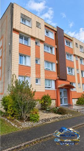 Et si derrière cette résidence se cachait un appartement bien plus séduisant qu'on ne l'imagine ?

Situé au 2ᵉ étage d'une résidence calme et entretenue, découvrez cet appartement de type 4 d'environ 70 m², proposant 3 chambres et un intérieur agréable et contemporain.

Dès l'entrée, la différence se fait sentir.

La pièce de vie lumineuse permet d'aménager facilement un véritable espace salon ainsi qu'un coin repas. Le sol effet bois et le mur décoratif à tasseaux lui apportent une ambiance chaleureuse et actuelle.

La cuisine indépendante offre quant à elle un espace fonctionnel avec de nombreux rangements et un généreux plan de travail. Une configuration appréciable au quotidien qui permet également de conserver une véritable séparation entre cuisine et séjour.

🛏️ Trois chambres pour multiplier les possibilités

L'espace nuit se compose de 3 chambres, permettant d'accueillir confortablement une famille ou d'imaginer une chambre d'amis, un bureau ou encore un projet locatif.

L'une des chambres bénéficie également d'un accès direct au balcon.

Un grand placard intégré dans le couloir complète les espaces de rangement.

🚿 Une salle d'eau contemporaine

Autre belle surprise de cet appartement : sa salle d'eau.

Elle propose une grande douche, un meuble vasque suspendu et une décoration graphique contemporaine, pour un ensemble moderne et soigné.

Les WC sont indépendants.

🔑 Côté confort

Vous bénéficiez également du chauffage au gaz de ville, de fenêtres PVC double vitrage ainsi que d'un stationnement libre devant la résidence.

La copropriété est entretenue et aucune procédure n'est actuellement en cours.

Charges de copropriété : environ 300 € / trimestre
Taxe foncière : environ 1 200 € / an

💰 Investisseurs : un potentiel locatif à regarder de près

Avec ses 3 chambres, ses espaces fonctionnels et son intérieur actuel, cet appartement peut également constituer une option intéressante pour un projet d'investissement.

Le loyer potentiel est estimé entre 700 € et 800 € par mois, soit entre 8 400 € et 9 600 € de loyers potentiels par an.

Sur la base du prix de vente affiché, cela représente une rentabilité brute indicative comprise entre environ 6,3 % et 7,2 %, avant frais d'acquisition, charges, fiscalité et éventuelle vacance locative.

📍 Un emplacement pratique au quotidien

Situé dans un secteur résidentiel, l'appartement bénéficie de la proximité du centre-ville, des écoles, des commerces et des transports.

Résidence principale, premier achat ou investissement locatif : ce T4 offre plusieurs possibilités et mérite surtout d'être découvert de l'intérieur.

💰 133 000 € HAI – Honoraires à la charge du vendeur

📞 Florian MILLON – BSK Immobilier
📱 06 98 63 43 18
📧 f.millon@bskimmobilier.com

BSK Immobilier – Une histoire à créer

💬 Vous connaissez quelqu'un qui pourrait être intéressé par ce bien ?
10 % de mes honoraires HT sont reversés à mes apporteurs d'affaires.