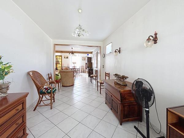 Maison impeccable avec sous-sol, garage et véranda