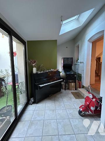 A VENDRE - MAISON DE VILLE AVEC GARAGE - CENTRE VILLE - LAVAL 