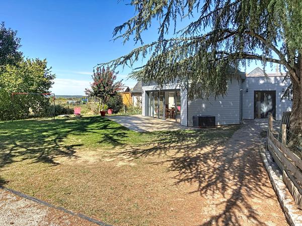 Briollay ? Maison familiale de plain-pied au calme avec 4 chambres, suite parentale et dépendance