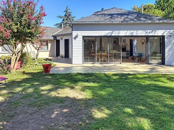 Briollay ? Maison familiale de plain-pied au calme avec 4 chambres, suite parentale et dépendance