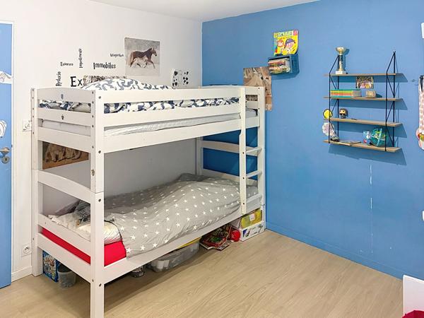 Briollay ? Maison familiale de plain-pied au calme avec 4 chambres, suite parentale et dépendance