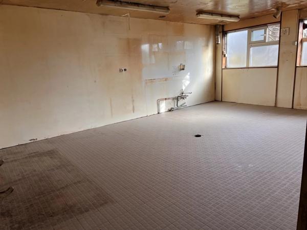 Location Local commercial 182 m2 à Flavin