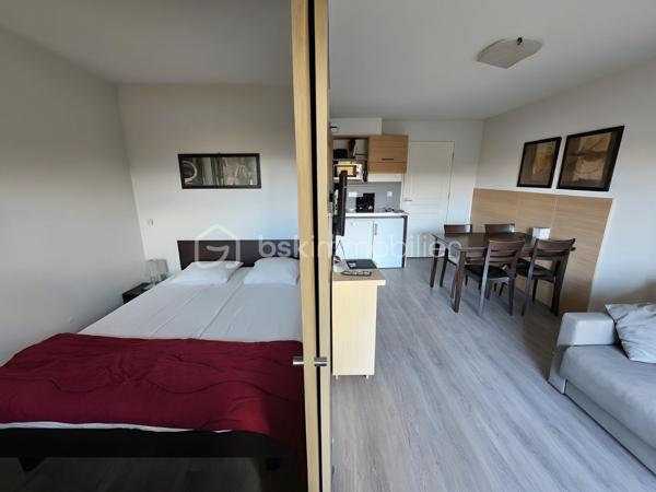 Valérie LARRIER vous propose **EN EXCLUSIVITE** ce superbe T2 avec 4 couchages, confortable et fonctionnel, parfait pour vos séjours à la montagne en famille ou entre amis ! Niché dans une résidence prisée avec piscine, hammam et ascenseur, ce bien offre un cadre de vie idéal pour se détendre après une journée sur les pistes.

✨ Les points forts de l’appartement :
✅ Salle de bains + WC séparés
✅ Terrasse 
✅ VENDU AVEC PLACE DE PARKING EXTERIEURE
✅ PROCHE DES REMONTEES MECANIQUES
✅ RETOUR SKIS AUX PIEDS
✅ Le parquet vient d'être changé 

Son emplacement privilégié permet de profiter pleinement des sports d’hiver comme des activités estivales (randonnées, VTT, détente en altitude).
LES CHARGES INCLUENT L'EAU ET L'ELECTRICITE

A visiter sans tarder !