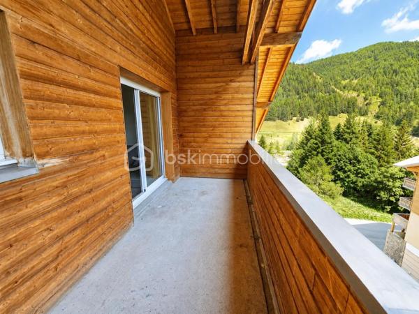 Valérie LARRIER vous propose **EN EXCLUSIVITE** ce superbe T2 avec 4 couchages, confortable et fonctionnel, parfait pour vos séjours à la montagne en famille ou entre amis ! Niché dans une résidence prisée avec piscine, hammam et ascenseur, ce bien offre un cadre de vie idéal pour se détendre après une journée sur les pistes.

✨ Les points forts de l’appartement :
✅ Salle de bains + WC séparés
✅ Terrasse 
✅ VENDU AVEC PLACE DE PARKING EXTERIEURE
✅ PROCHE DES REMONTEES MECANIQUES
✅ RETOUR SKIS AUX PIEDS
✅ Le parquet vient d'être changé 

Son emplacement privilégié permet de profiter pleinement des sports d’hiver comme des activités estivales (randonnées, VTT, détente en altitude).
LES CHARGES INCLUENT L'EAU ET L'ELECTRICITE

A visiter sans tarder !