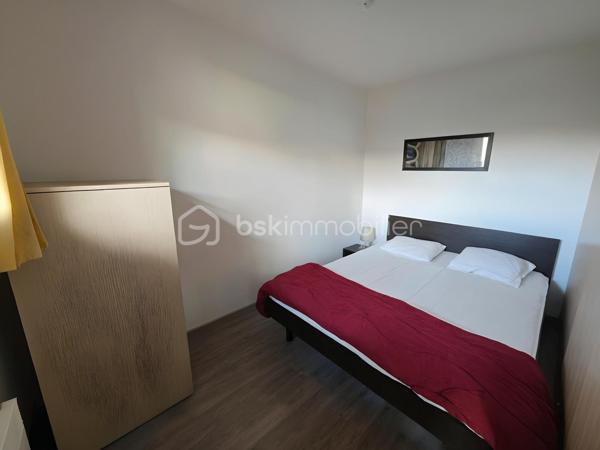 Valérie LARRIER vous propose **EN EXCLUSIVITE** ce superbe T2 avec 4 couchages, confortable et fonctionnel, parfait pour vos séjours à la montagne en famille ou entre amis ! Niché dans une résidence prisée avec piscine, hammam et ascenseur, ce bien offre un cadre de vie idéal pour se détendre après une journée sur les pistes.

✨ Les points forts de l’appartement :
✅ Salle de bains + WC séparés
✅ Terrasse 
✅ VENDU AVEC PLACE DE PARKING EXTERIEURE
✅ PROCHE DES REMONTEES MECANIQUES
✅ RETOUR SKIS AUX PIEDS
✅ Le parquet vient d'être changé 

Son emplacement privilégié permet de profiter pleinement des sports d’hiver comme des activités estivales (randonnées, VTT, détente en altitude).
LES CHARGES INCLUENT L'EAU ET L'ELECTRICITE

A visiter sans tarder !
