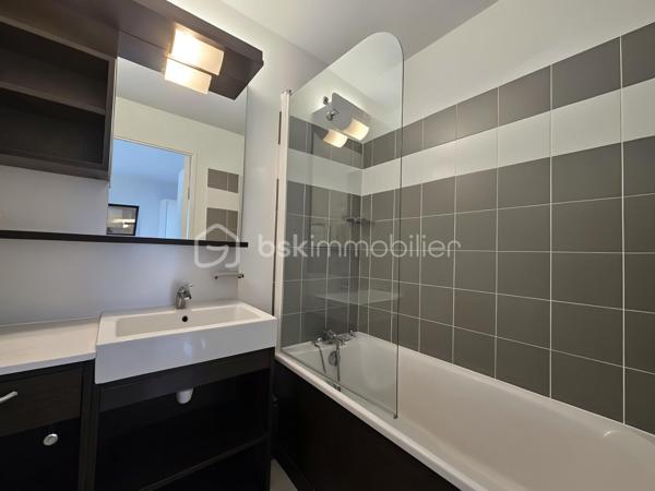 Valérie LARRIER vous propose **EN EXCLUSIVITE** ce superbe T2 avec 4 couchages, confortable et fonctionnel, parfait pour vos séjours à la montagne en famille ou entre amis ! Niché dans une résidence prisée avec piscine, hammam et ascenseur, ce bien offre un cadre de vie idéal pour se détendre après une journée sur les pistes.

✨ Les points forts de l’appartement :
✅ Salle de bains + WC séparés
✅ Terrasse 
✅ VENDU AVEC PLACE DE PARKING EXTERIEURE
✅ PROCHE DES REMONTEES MECANIQUES
✅ RETOUR SKIS AUX PIEDS
✅ Le parquet vient d'être changé 

Son emplacement privilégié permet de profiter pleinement des sports d’hiver comme des activités estivales (randonnées, VTT, détente en altitude).
LES CHARGES INCLUENT L'EAU ET L'ELECTRICITE

A visiter sans tarder !