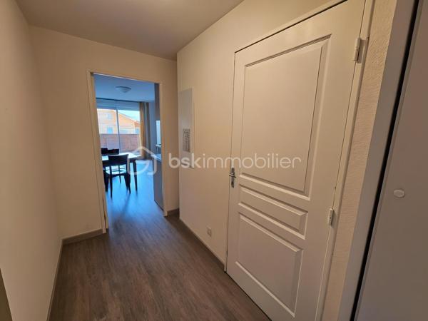 Valérie LARRIER vous propose **EN EXCLUSIVITE** ce superbe T2 avec 4 couchages, confortable et fonctionnel, parfait pour vos séjours à la montagne en famille ou entre amis ! Niché dans une résidence prisée avec piscine, hammam et ascenseur, ce bien offre un cadre de vie idéal pour se détendre après une journée sur les pistes.

✨ Les points forts de l’appartement :
✅ Salle de bains + WC séparés
✅ Terrasse 
✅ VENDU AVEC PLACE DE PARKING EXTERIEURE
✅ PROCHE DES REMONTEES MECANIQUES
✅ RETOUR SKIS AUX PIEDS
✅ Le parquet vient d'être changé 

Son emplacement privilégié permet de profiter pleinement des sports d’hiver comme des activités estivales (randonnées, VTT, détente en altitude).
LES CHARGES INCLUENT L'EAU ET L'ELECTRICITE

A visiter sans tarder !