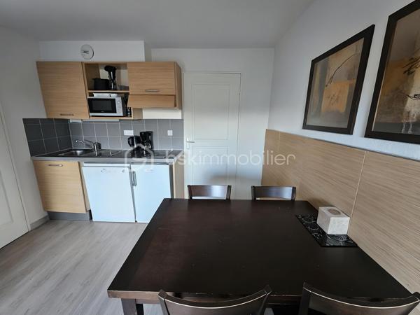 Valérie LARRIER vous propose **EN EXCLUSIVITE** ce superbe T2 avec 4 couchages, confortable et fonctionnel, parfait pour vos séjours à la montagne en famille ou entre amis ! Niché dans une résidence prisée avec piscine, hammam et ascenseur, ce bien offre un cadre de vie idéal pour se détendre après une journée sur les pistes.

✨ Les points forts de l’appartement :
✅ Salle de bains + WC séparés
✅ Terrasse 
✅ VENDU AVEC PLACE DE PARKING EXTERIEURE
✅ PROCHE DES REMONTEES MECANIQUES
✅ RETOUR SKIS AUX PIEDS
✅ Le parquet vient d'être changé 

Son emplacement privilégié permet de profiter pleinement des sports d’hiver comme des activités estivales (randonnées, VTT, détente en altitude).
LES CHARGES INCLUENT L'EAU ET L'ELECTRICITE

A visiter sans tarder !
