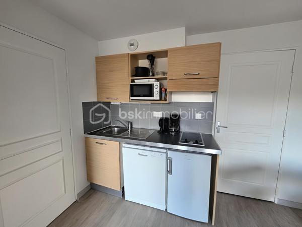 Valérie LARRIER vous propose **EN EXCLUSIVITE** ce superbe T2 avec 4 couchages, confortable et fonctionnel, parfait pour vos séjours à la montagne en famille ou entre amis ! Niché dans une résidence prisée avec piscine, hammam et ascenseur, ce bien offre un cadre de vie idéal pour se détendre après une journée sur les pistes.

✨ Les points forts de l’appartement :
✅ Salle de bains + WC séparés
✅ Terrasse 
✅ VENDU AVEC PLACE DE PARKING EXTERIEURE
✅ PROCHE DES REMONTEES MECANIQUES
✅ RETOUR SKIS AUX PIEDS
✅ Le parquet vient d'être changé 

Son emplacement privilégié permet de profiter pleinement des sports d’hiver comme des activités estivales (randonnées, VTT, détente en altitude).
LES CHARGES INCLUENT L'EAU ET L'ELECTRICITE

A visiter sans tarder !