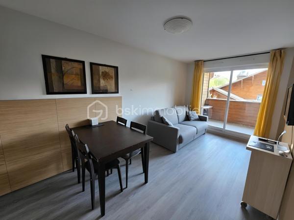 Valérie LARRIER vous propose **EN EXCLUSIVITE** ce superbe T2 avec 4 couchages, confortable et fonctionnel, parfait pour vos séjours à la montagne en famille ou entre amis ! Niché dans une résidence prisée avec piscine, hammam et ascenseur, ce bien offre un cadre de vie idéal pour se détendre après une journée sur les pistes.

✨ Les points forts de l’appartement :
✅ Salle de bains + WC séparés
✅ Terrasse 
✅ VENDU AVEC PLACE DE PARKING EXTERIEURE
✅ PROCHE DES REMONTEES MECANIQUES
✅ RETOUR SKIS AUX PIEDS
✅ Le parquet vient d'être changé 

Son emplacement privilégié permet de profiter pleinement des sports d’hiver comme des activités estivales (randonnées, VTT, détente en altitude).
LES CHARGES INCLUENT L'EAU ET L'ELECTRICITE

A visiter sans tarder !