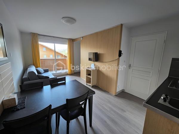 Valérie LARRIER vous propose **EN EXCLUSIVITE** ce superbe T2 avec 4 couchages, confortable et fonctionnel, parfait pour vos séjours à la montagne en famille ou entre amis ! Niché dans une résidence prisée avec piscine, hammam et ascenseur, ce bien offre un cadre de vie idéal pour se détendre après une journée sur les pistes.

✨ Les points forts de l’appartement :
✅ Salle de bains + WC séparés
✅ Terrasse 
✅ VENDU AVEC PLACE DE PARKING EXTERIEURE
✅ PROCHE DES REMONTEES MECANIQUES
✅ RETOUR SKIS AUX PIEDS
✅ Le parquet vient d'être changé 

Son emplacement privilégié permet de profiter pleinement des sports d’hiver comme des activités estivales (randonnées, VTT, détente en altitude).
LES CHARGES INCLUENT L'EAU ET L'ELECTRICITE

A visiter sans tarder !