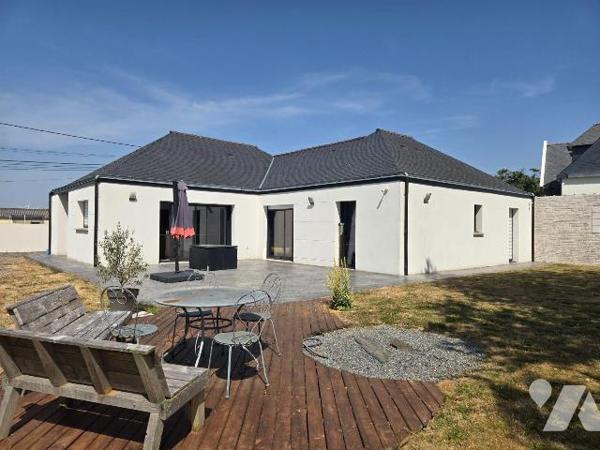 A 15mns de REDON - et GARE, pavillon récent, en parfait état,  de plain pied de 142 m², compren...
