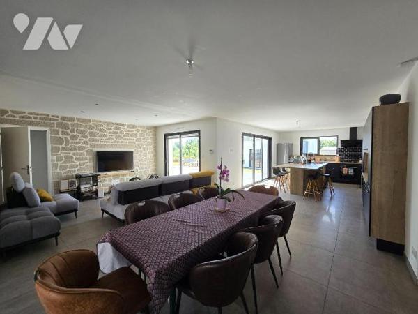 A 15mns de REDON - et GARE, pavillon récent, en parfait état,  de plain pied de 142 m², compren...