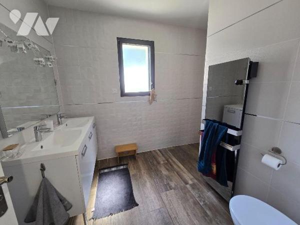 A 15mns de REDON - et GARE, pavillon récent, en parfait état,  de plain pied de 142 m², compren...