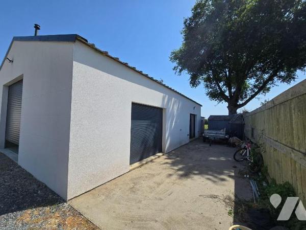 A 15mns de REDON - et GARE, pavillon récent, en parfait état,  de plain pied de 142 m², compren...