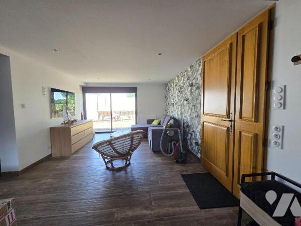 A 15mns de REDON - et GARE, pavillon récent, en parfait état,  de plain pied de 142 m², compren...