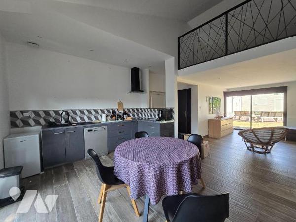 A 15mns de REDON - et GARE, pavillon récent, en parfait état,  de plain pied de 142 m², compren...