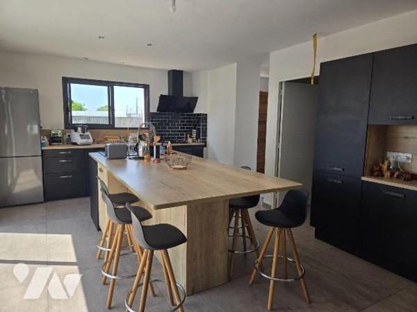 A 15mns de REDON - et GARE, pavillon récent, en parfait état,  de plain pied de 142 m², compren...