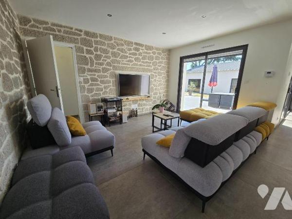 A 15mns de REDON - et GARE, pavillon récent, en parfait état,  de plain pied de 142 m², compren...
