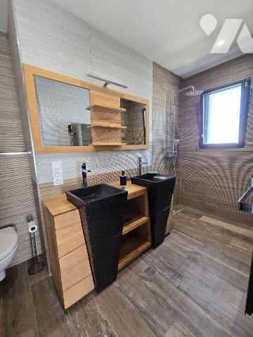 A 15mns de REDON - et GARE, pavillon récent, en parfait état,  de plain pied de 142 m², compren...
