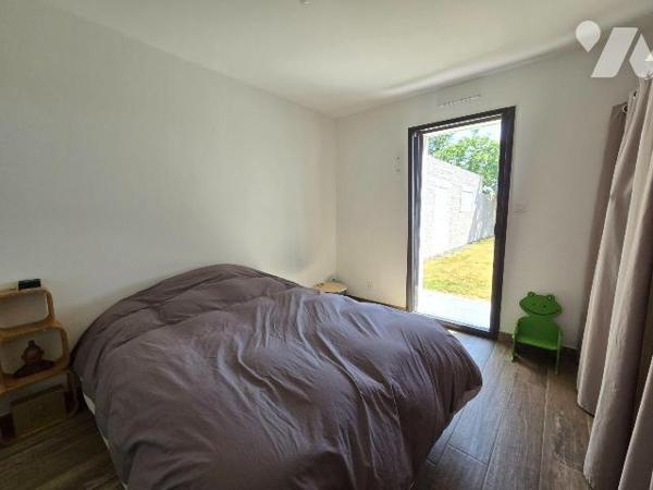 A 15mns de REDON - et GARE, pavillon récent, en parfait état,  de plain pied de 142 m², compren...