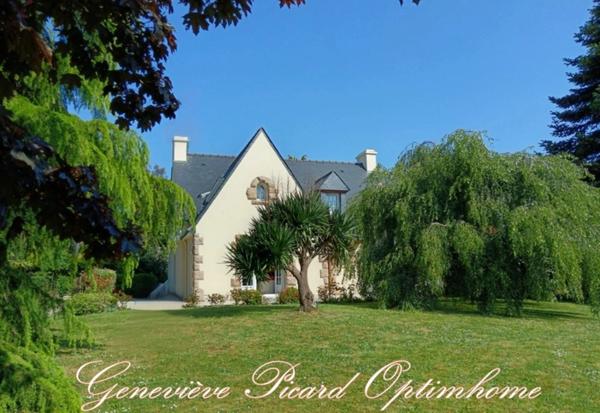 Propriété à vendre à Pontivy : Maison de 165 m2 environ sur 2000 m2 de jardin paysagé proche centre-ville et de ses commerces.