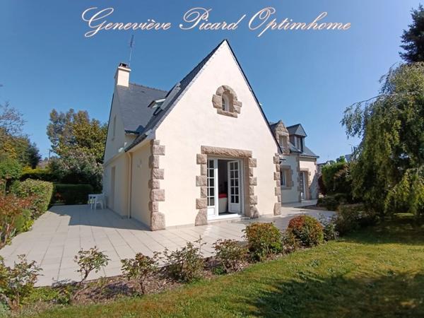 Propriété à vendre à Pontivy : Maison de 165 m2 environ sur 2000 m2 de jardin paysagé proche centre-ville et de ses commerces.