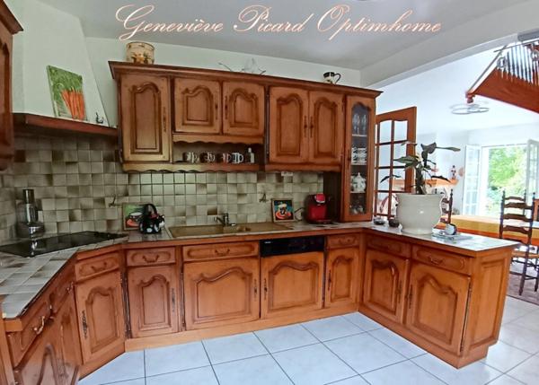 Propriété à vendre à Pontivy : Maison de 165 m2 environ sur 2000 m2 de jardin paysagé proche centre-ville et de ses commerces.