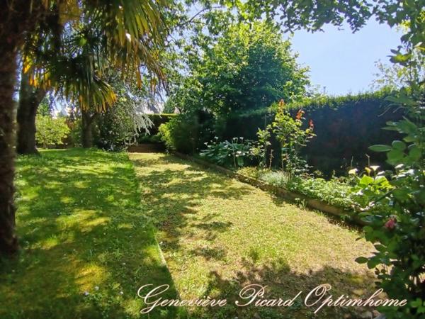 Propriété à vendre à Pontivy : Maison de 165 m2 environ sur 2000 m2 de jardin paysagé proche centre-ville et de ses commerces.